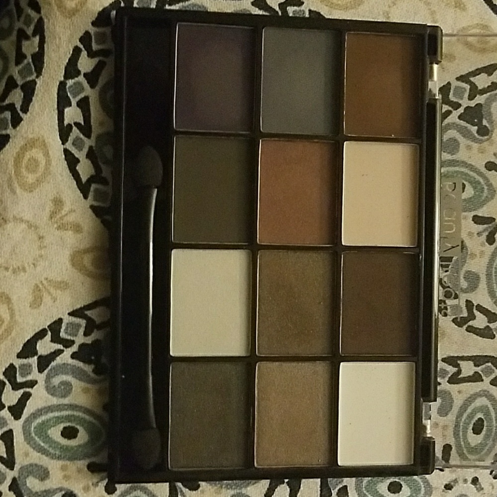 Smoky eyeshadow palette